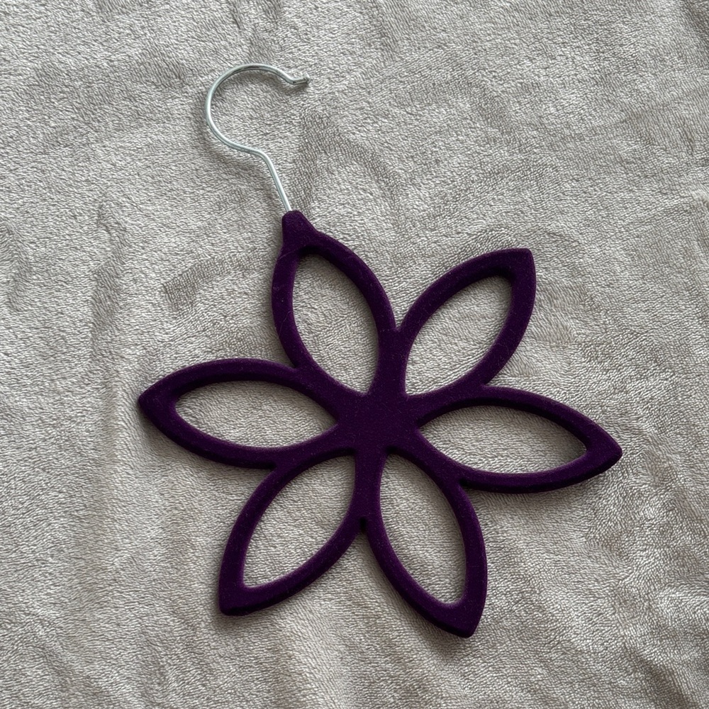 Purple Flower-Shaped Velvet Scarf Hanger
